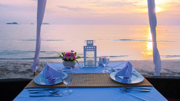 석양이 해변에서 식탁을 클로즈업하고 녘에는 해변에서 낭만적 식사를 해변에서 식사를 — 스톡 사진
