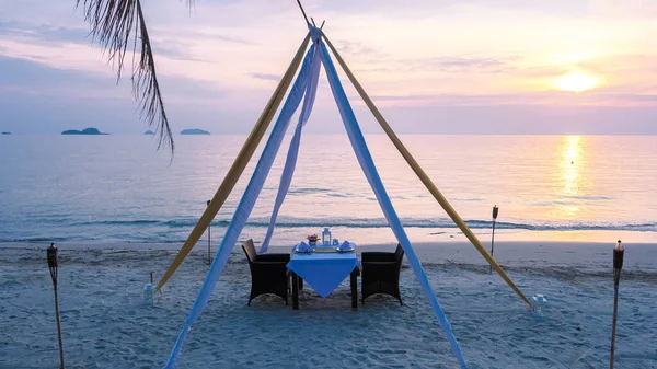 태국의 해변에서 로맨틱 식사를 것이다 해변에서 식사를 — 스톡 사진