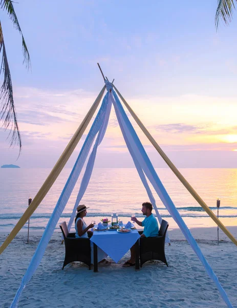 Coppia Che Una Cena Romantica Una Spiaggia Koh Chang Thailandia — Foto Stock
