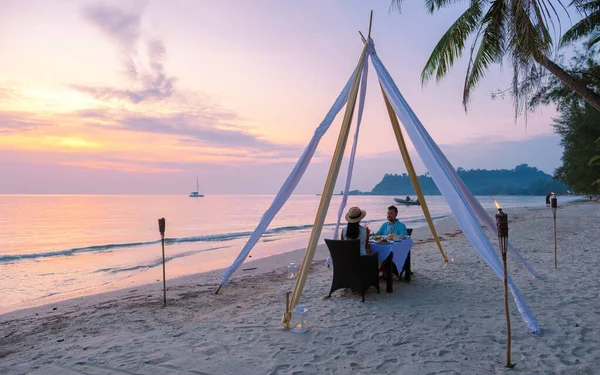 Paio Uomini Donne Che Fanno Una Cena Romantica Una Spiaggia — Foto Stock