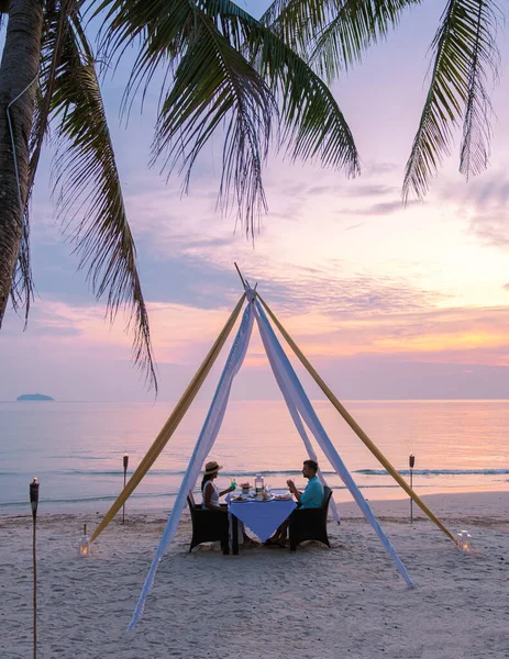 Gün Batımında Koh Chang Tayland Bir Plajda Romantik Bir Akşam — Stok fotoğraf