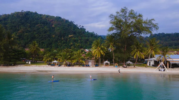 数人の男女が タイのチャン島の熱帯の島のアップボードでパドルを漕いでいました スタンドアップパドルボード — ストック写真