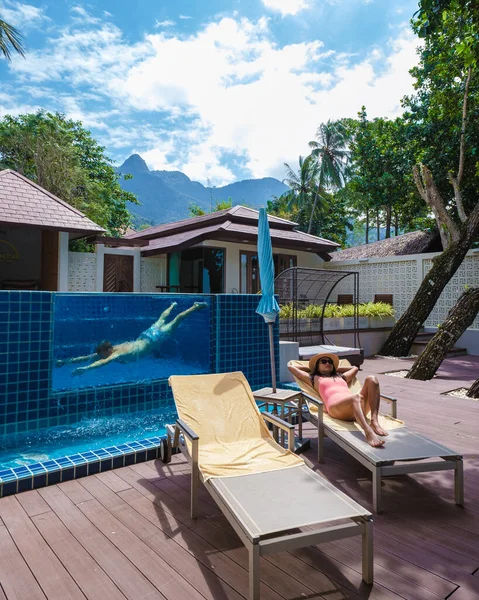 Par Homens Mulheres Relaxando Beira Piscina Uma Villa Luxo Durante — Fotografia de Stock