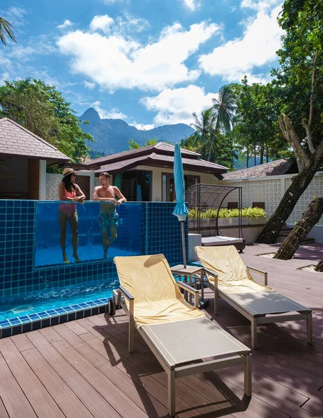 Tatil Sırasında Lüks Bir Havuz Villasının Havuzunda Dinlenen Bir Çift — Stok fotoğraf