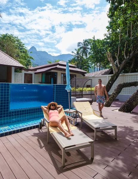 Tatil Sırasında Lüks Bir Havuz Villasının Havuzunda Dinlenen Bir Çift — Stok fotoğraf