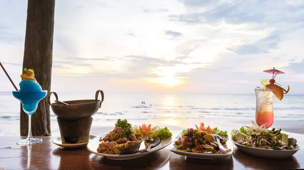 魚とタイ料理で日没時のディナー日没時のビーチでのディナー — ストック写真