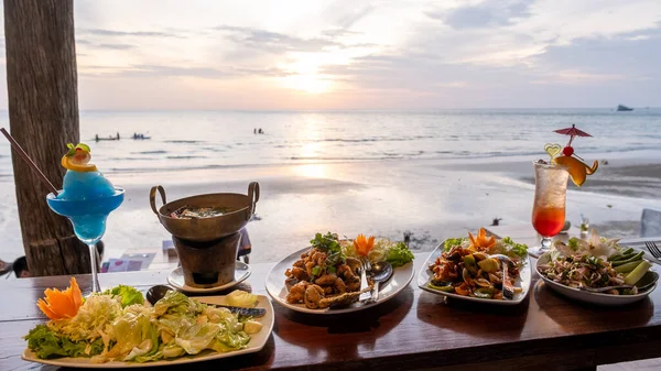 Gün Batımında Balık Tayland Yemeğiyle Akşam Yemeği Gün Batımında Sahilde — Stok fotoğraf