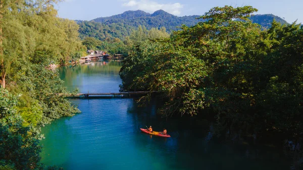 Néhány Férfi Kajakozik Koh Chang Thaiföld Trópusi Szigetének Esőerdejében Drone — Stock Fotó