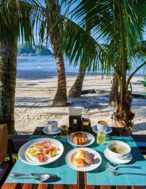 Tayland 'da tropik bir sahilde kahvaltı. meyve, kahve, Tayland pirinç çorbası ve ekmek