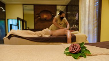 Tayland 'daki Spa' da beyaz erkekler Tayland masajı yaptırıyor.