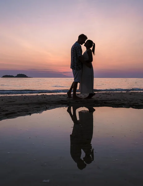Para Mężczyzn Kobiet Oglądających Zachód Słońca Tropikalnej Plaży Wyspie Koh — Zdjęcie stockowe