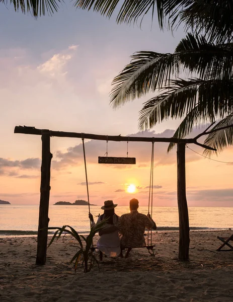 Par Hombres Mujeres Observando Puesta Sol Una Playa Tropical Isla — Foto de Stock
