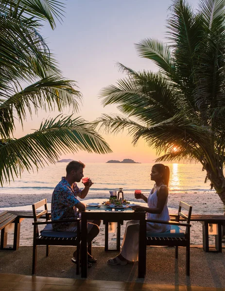 チャン島の熱帯ビーチで日没時のロマンチックなディナー 日没時の男性と女性の新婚旅行のディナー — ストック写真