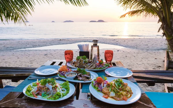 Jantar Romântico Durante Pôr Sol Uma Praia Tropical Tailândia Ilha — Fotografia de Stock