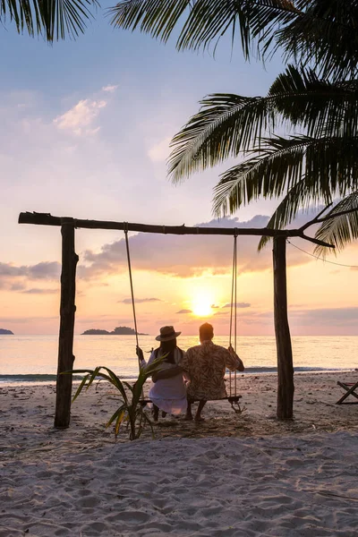 Para Huśtawce Plaży Koh Chang Tajlandii Podczas Zachodu Słońca Mężczyźni — Zdjęcie stockowe