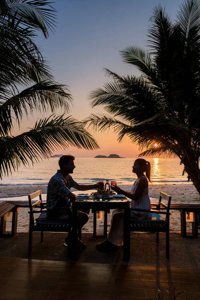Par Som Har Romantisk Middag Stranden Koh Chang Thailand Män — Stockfoto