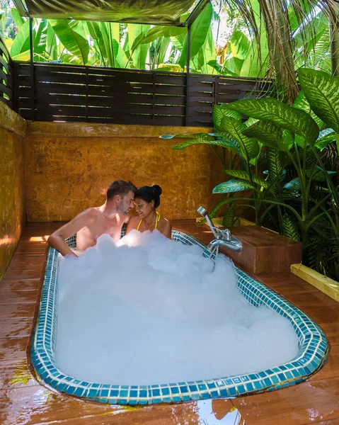 Couple Dans Une Salle Bain Extérieure Dans Jardin Tropical Hommes — Photo