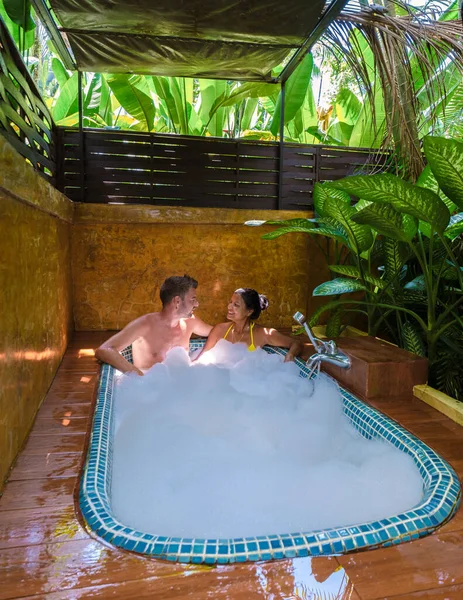 Paar Een Buitenbadkamer Een Tropische Tuin Mannen Vrouwen Een Bad — Stockfoto