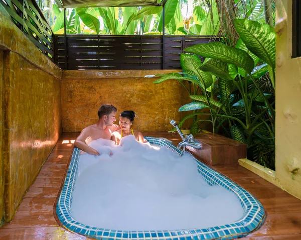 Couple Dans Une Salle Bain Extérieure Dans Jardin Tropical Hommes — Photo