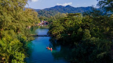 Tayland 'ın yağmur ormanlarında kano süren erkekler ve kadınlar. Koh Chang Tayland 'ın Klong' unda kayak yaparken.