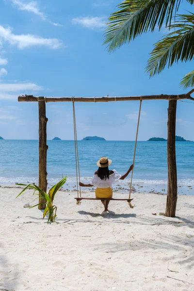 Thailändische Asiatinnen Auf Einer Schaukel Einem Tropischen Strand Koh Chang — Stockfoto