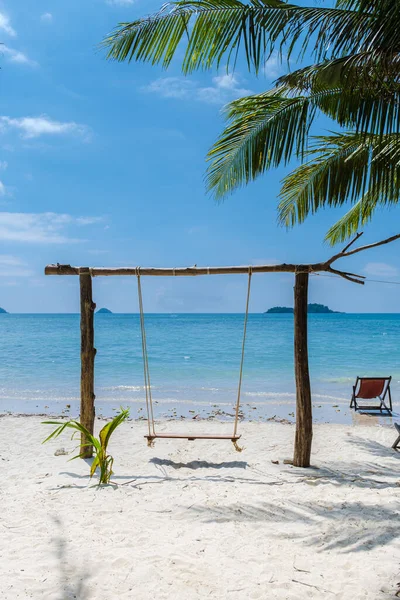 Huśtawka Tropikalnej Plaży Koh Chang Tajlandii Białą Plażą Błękitnym Oceanem — Zdjęcie stockowe