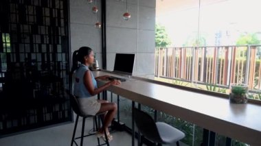 Evden bilgisayar başında çalışan Taylandlı kadınlar, evden bilgisayar başında çalışıyorlar.