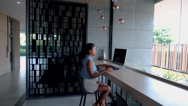 Ταϊλανδέζες Ασιάτισσες Που Εργάζονται Γραφείο Υπολογιστών Ένα Λόμπι Ξενοδοχείου — Αρχείο Βίντεο