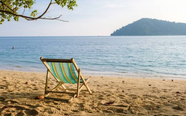 Klong Kloi Plajı 'ndaki tropikal plajda plaj sandalyeleri Koh Chang Tayland