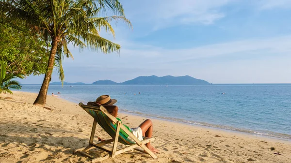Asiáticas Tailandesas Viendo Puesta Sol Una Silla Playa Klong Kloi — Foto de Stock