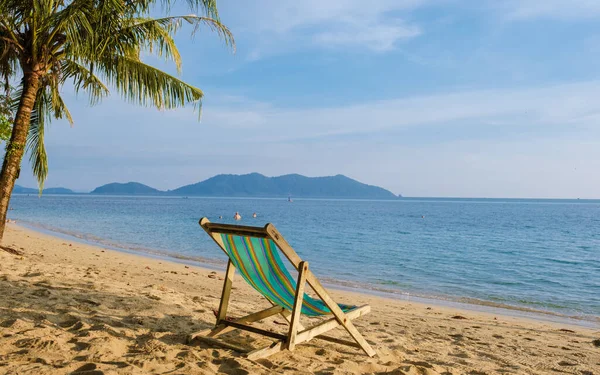 Деревянные Пляжные Стулья Тропическом Пляже Клонг Клой Klong Kloi Beach — стоковое фото