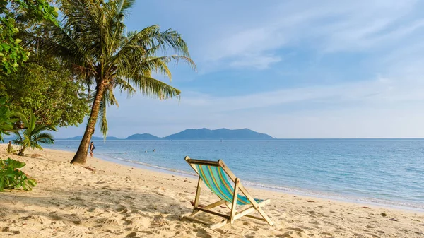 位于泰国高丽海滩的热带海滩上的海滩椅子 — 图库照片