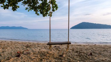 Klong Kloi Plajı Koh Chang Tayland, Tropik bir sahilde bir ağacın altında sallanmak,