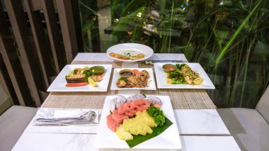 Akşamları Tayland 'da bir otelde yemek masası.. 