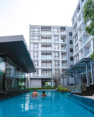 Bir apartman dairesinin havuzunda bir çift kadın ve erkek.. 