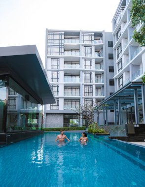 Bir apartman dairesinin havuzunda bir çift kadın ve erkek.. 