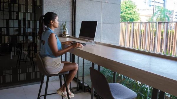 Thai Asian Women Working Computer Desk Hotel Lobby Women Screen — Stock Photo, Image