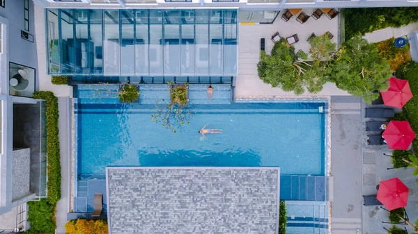 Drohnenblick Von Oben Auf Das Schwimmbad Paar Schwimmbad — Stockfoto