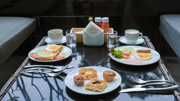 Widok Prosty Stół Śniadaniowy Hotelu Stół Śniadaniowy Chlebem Jajkami Kawą — Zdjęcie stockowe