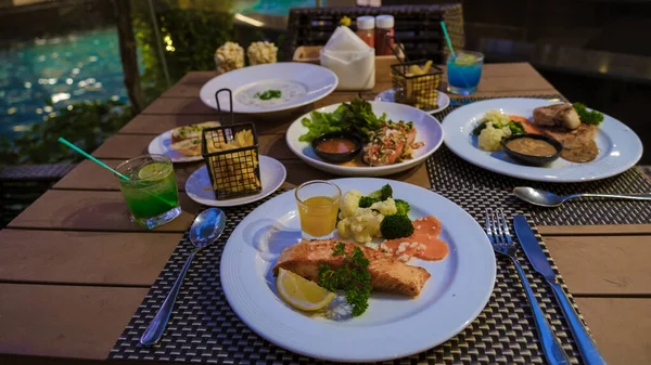 Vacsora Asztal Este Egy Szállodában Thaiföldön — Stock Fotó