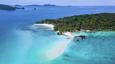 Koh Kham Trat Tayland, Koh Mak Tayland yakınlarındaki tropik adanın havadan görünüşü. Beyaz kumlu sahil, palmiye ağaçları ve okyanusta büyük siyah kaya taşları.