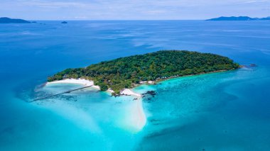 Koh Kham Trat Tayland, Koh Mak Tayland yakınlarındaki tropik adanın havadan görünüşü. Beyaz kumlu sahil, palmiye ağaçları ve okyanusta büyük siyah kaya taşları.