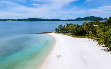 Tayland 'da tropikal bir plajda Koh Kham Tayland Trat. Tropik bir adada Asyalı kadınlar ve beyaz erkekler