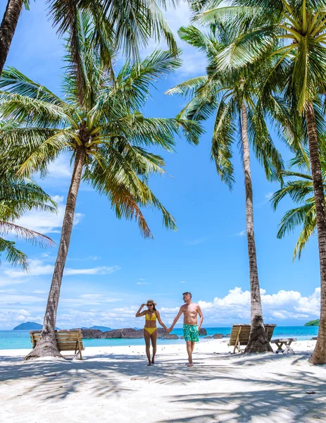 타이의 해변에서 남자와 여자들 섬에서 휴가를 보내는 — 스톡 사진