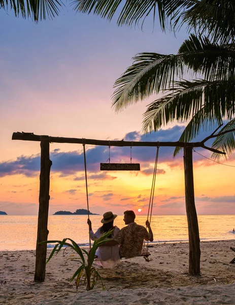 Pareja Relajándose Columpio Durante Atardecer Playa Isla Tropical Koh Kood — Foto de Stock