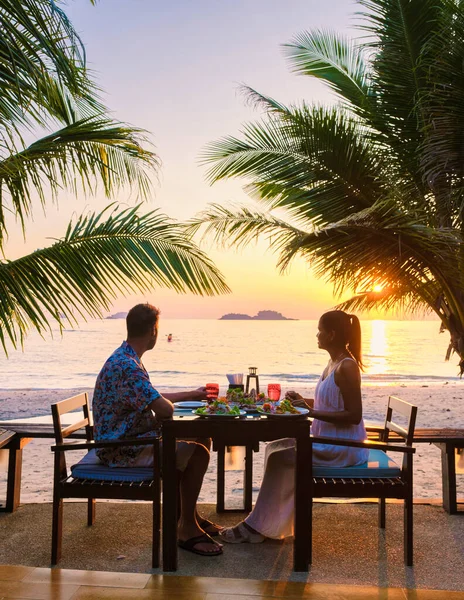 Pár Mají Romantickou Večeři Pláži Koh Chang Thajsko Během Západu — Stock fotografie