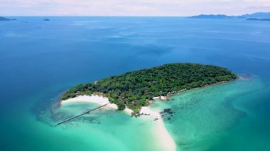 Koh Kham Trat Tayland, Koh Mak Tayland yakınlarındaki tropik adanın havadan görünüşü. Beyaz kumlu sahil, palmiye ağaçları ve okyanusta büyük siyah kaya taşları.