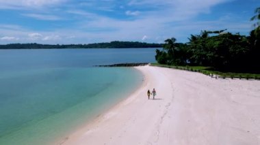 Tayland 'da Koh Kham Adası Trat Koh Mak adlı tropikal bir adada yaşayan bir çift. Beyaz kumlu tropik sahil ve palmiye ağaçlı mavi okyanus