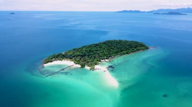 Koh Kham Trat Tayland, Koh Mak Tayland yakınlarındaki tropik adanın havadan görünüşü. Beyaz kumlu sahil, palmiye ağaçları ve okyanusta büyük siyah kaya taşları.