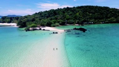 Tayland 'da Koh Kham Adası Trat Koh Mak adlı tropikal bir adada yaşayan bir çift. Beyaz kumlu tropik sahil ve palmiye ağaçlı mavi okyanus